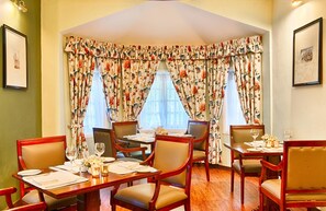 Bữa sáng kiểu Âu hàng ngày (20 USD/mỗi người) 