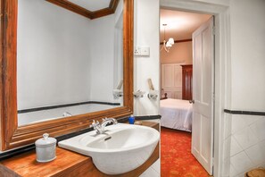 Ducha, artículos de higiene personal gratuitos y secador de pelo