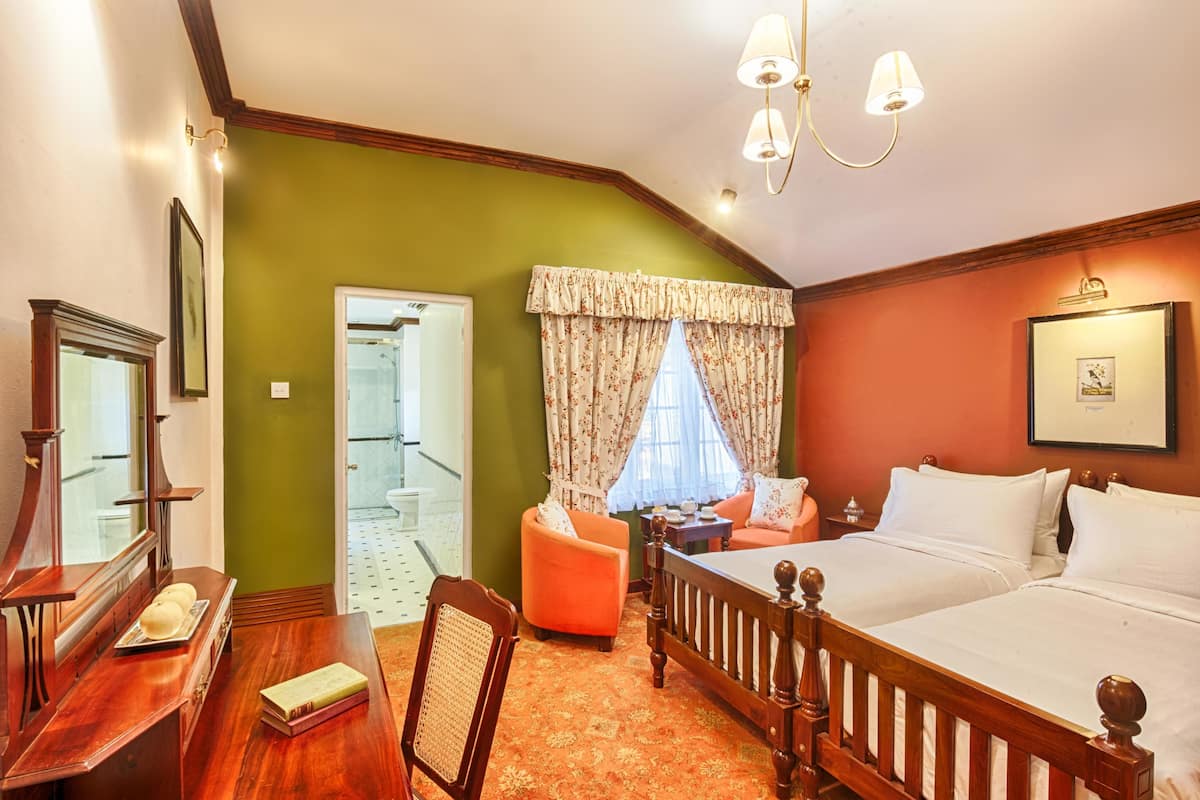 Deluxe Double Room | Peti besi dalam bilik, meja, seterika/papan seterika