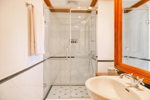 Ducha, artículos de higiene personal gratuitos y secador de pelo