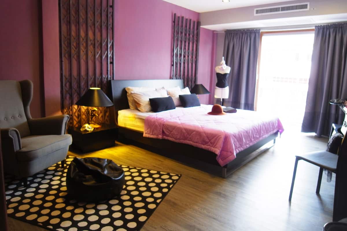 Premium bedding, down comforters, desk, laptop workspace