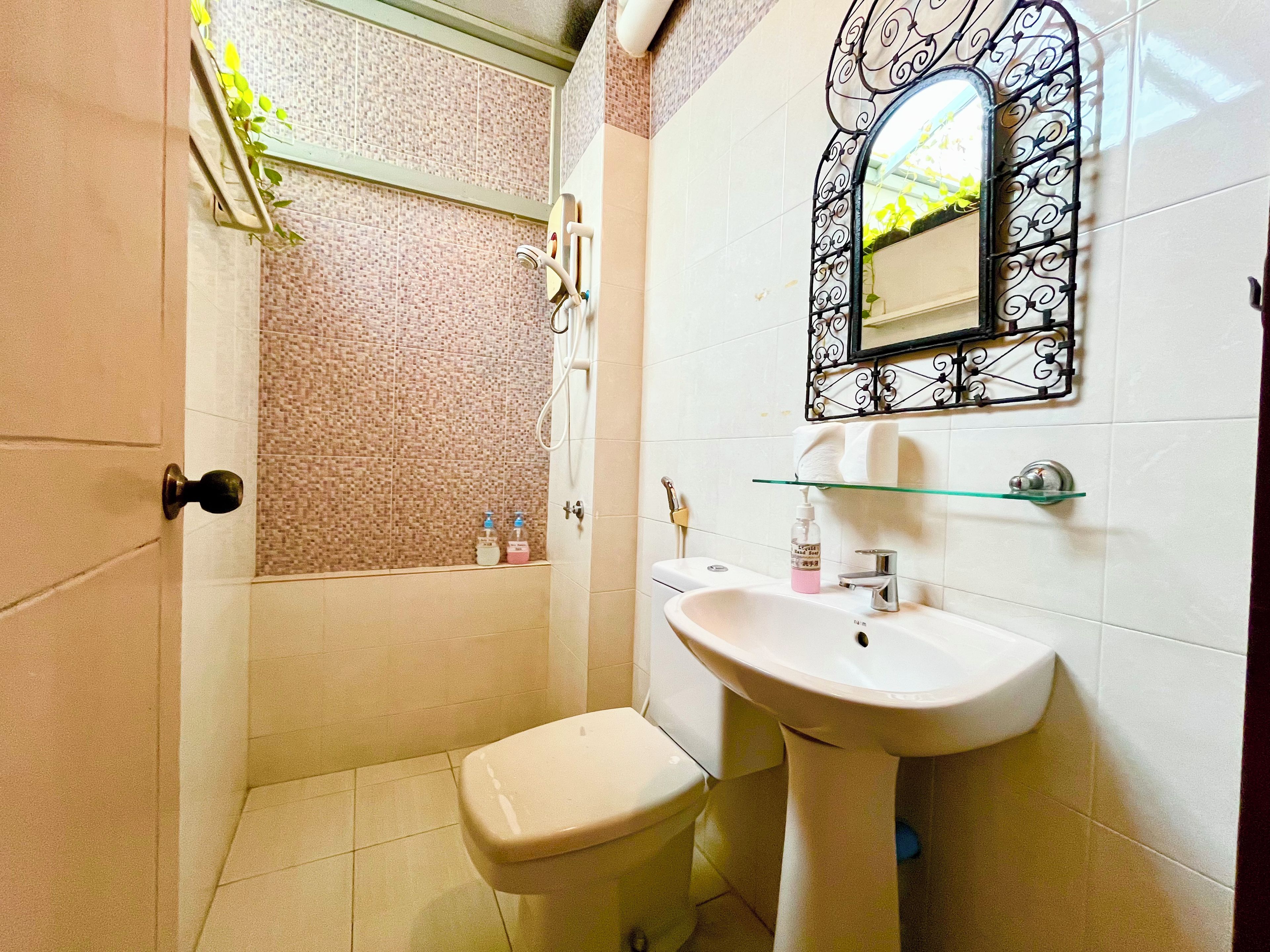Ein Badezimmer mit Toilette, Waschbecken und Dusche.