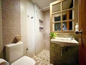 Superior Double Room (4-Vintage) | Bathroom