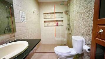 Deluxe Double Room, Balcony (1-Oriental) | Bathroom | Free toiletries, hair dryer, towels, soap