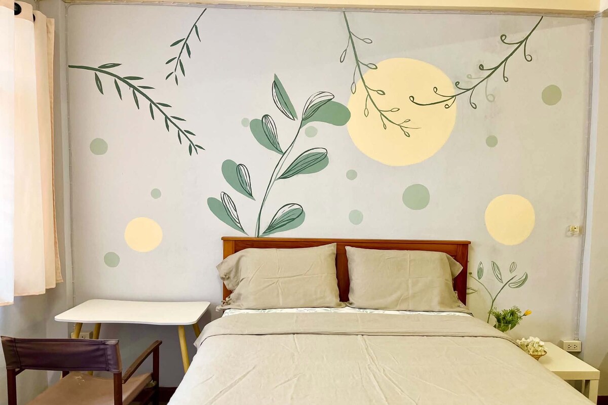 Standard Room (Queen 11-Cozy) | Premium bedding, blackout curtains, iron/ironing board, cots/infant beds