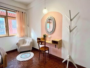 Quarto triplo família (12-Pastel) | Roupas de cama premium, edredons de pluma, escrivaninha