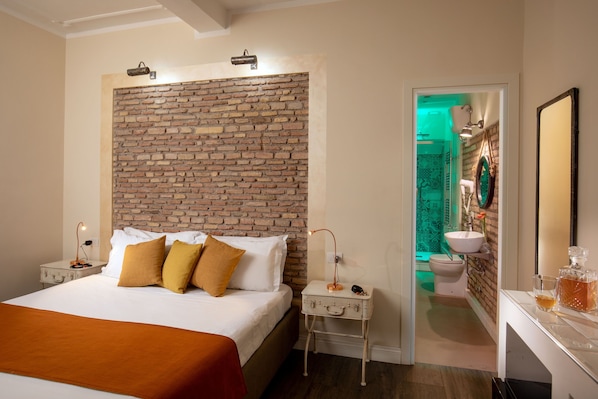 Standardværelse | Premium-sengetøj, minibar, pengeskab på værelset, skrivebord