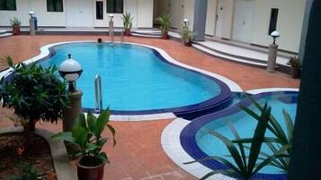 2 outdoor pools, pool loungers