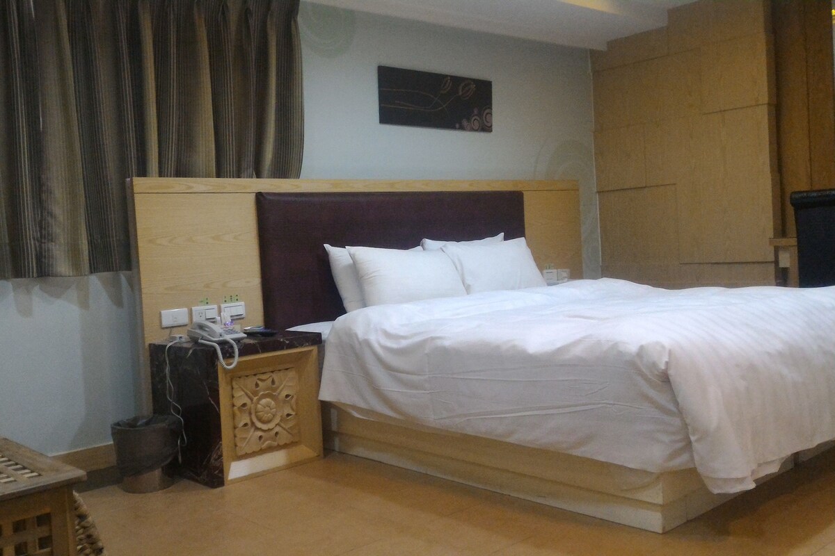 Phòng đôi Deluxe | Màn/rèm cản sáng, truy cập Internet không dây miễn phí, bộ trải giường 