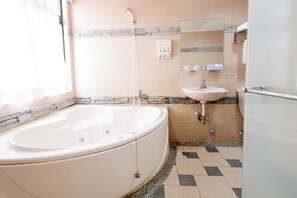 Ducha y bañera combinadas y artículos de higiene personal gratuitos