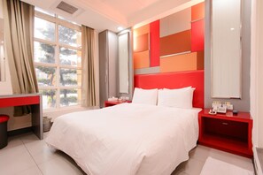 Cortinas opacas, wifi gratis, ropa de cama