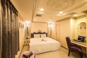 Blackout curtains, free WiFi, bed sheets - Beethoven Express Hotel (Taoyuan City)