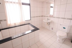 Een bad/douchecombinatie, gratis toiletartikelen, een haardroger