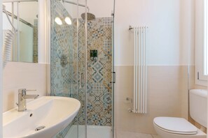 Douche, articles de toilette (gratuits), séchoir à cheveux, bidet