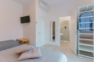 Cubrecamas, tabla de planchar con plancha, cunas y wifi gratis 