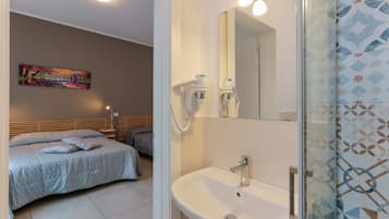 Habitación triple | Baño | Regadera, amenidades de baño gratuitas, secadora de cabello, bidet