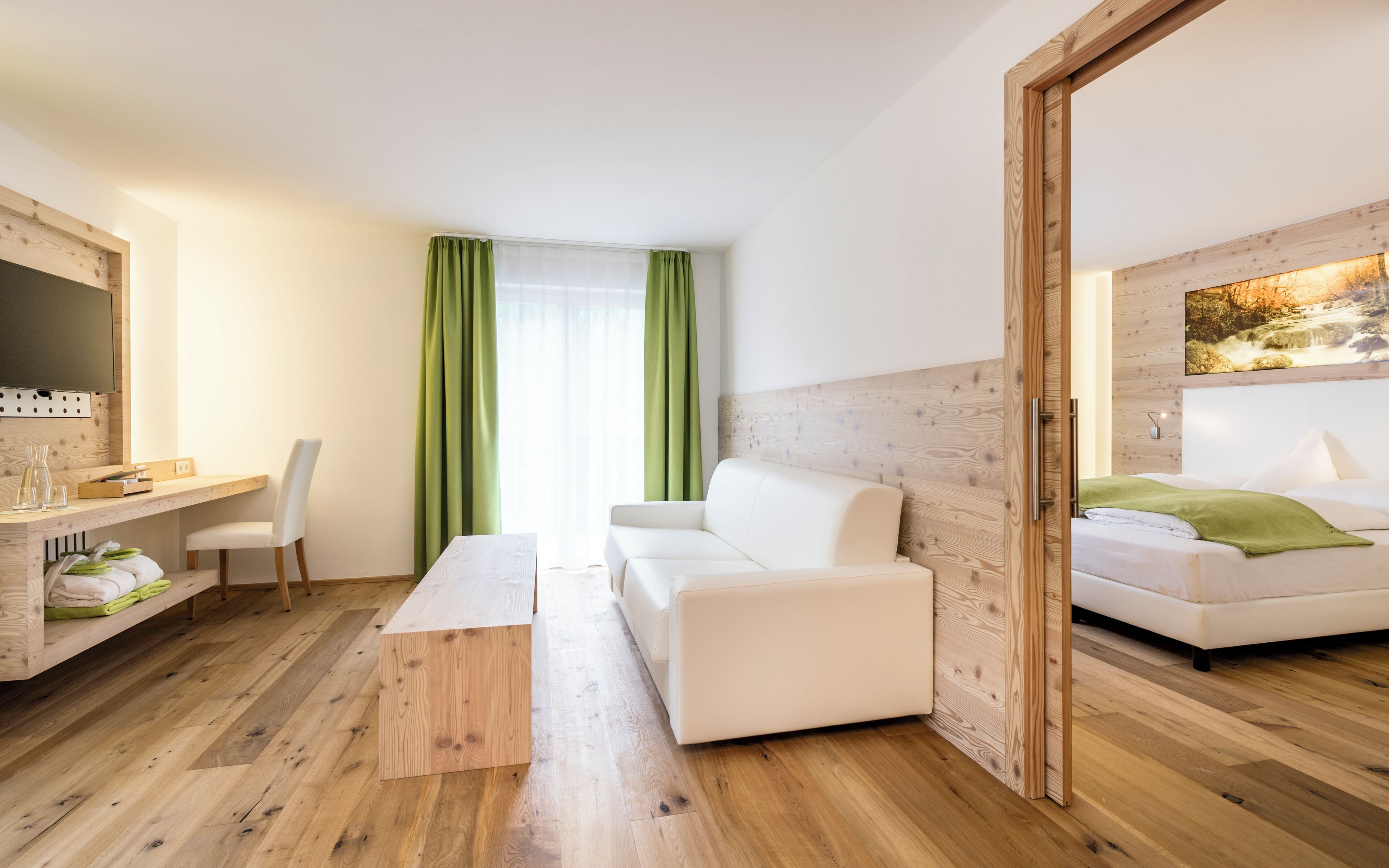 Bellavista Zimmer | Living area | 40-inch flat-screen TV with satellite channels, TV