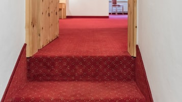 Familiekamer | Woonruimte | Een 40-inch flatscreentelevisie met satellietzenders en televisie