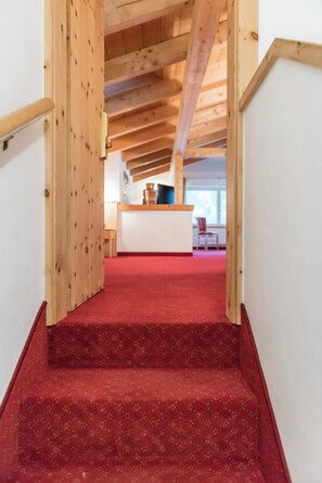 Alpin Mansarde Zimmer | Living area | 40-inch flat-screen TV with satellite channels, TV - MyPARADIES (Stelvio)