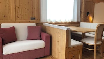 Standaard kamer (Alpin) | Woonruimte | Een 40-inch flatscreentelevisie met satellietzenders en televisie