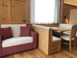 Standard Room (Alpin) | Living area | 40-inch flat-screen TV with satellite channels, TV - MyPARADIES (Stelvio)