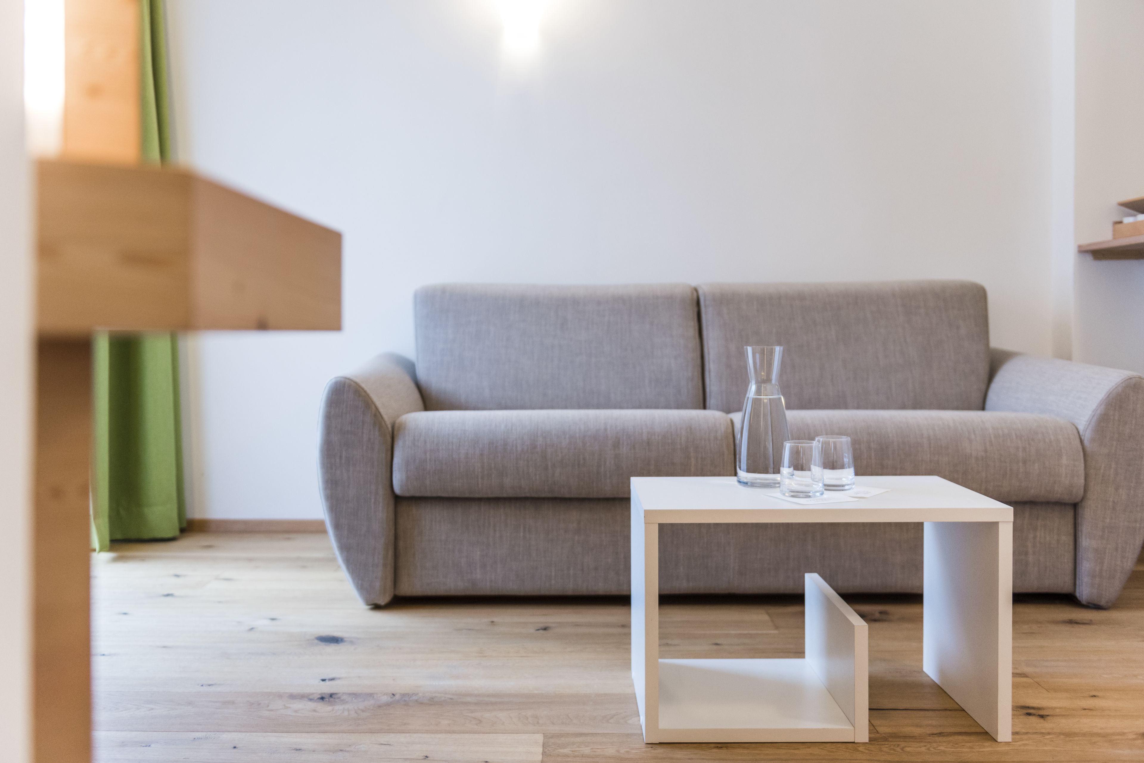 suite (payer) | living area | 40-inch flat-screen tv with satellite channels, tv, books