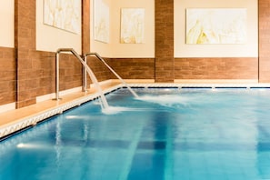 Piscina coperta, piscina all'aperto, ombrelloni da piscina, lettini