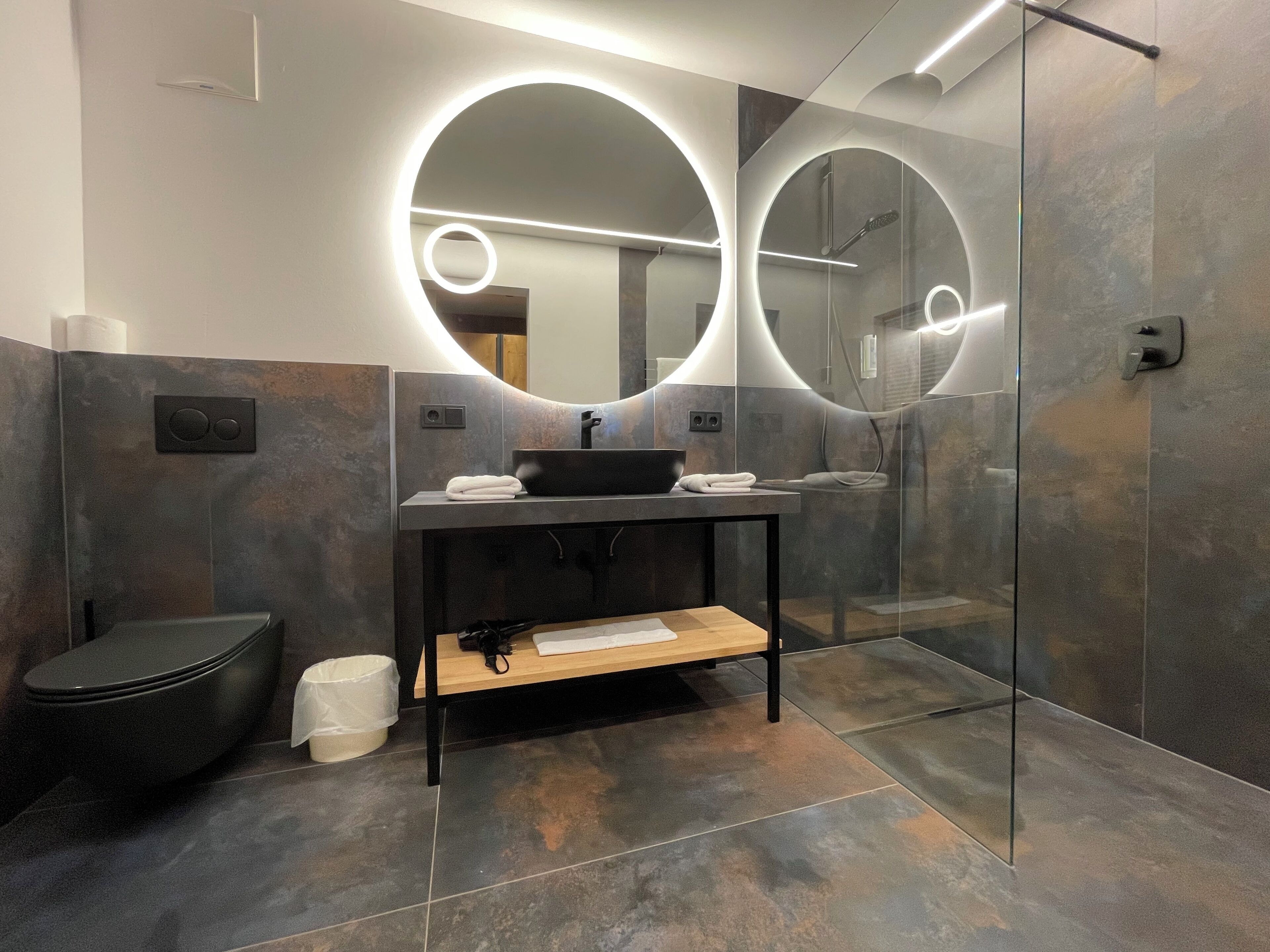 suite, 2 bedrooms (gletscher) | bathroom | hair dryer, bathrobes, slippers, towels