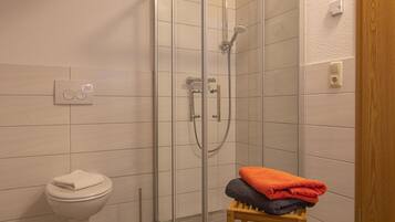 Douche, sĂšche-cheveux, chaussons, serviettes fournies