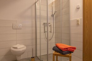 Shower, hair dryer, slippers, towels - Pension & FeWo's Talblick (Eibenstock)