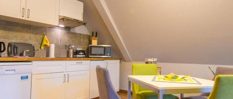 Een waterkoker, een kinderstoel