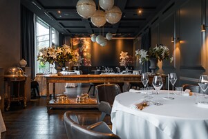 2 restaurants, dinner served, Italian cuisine