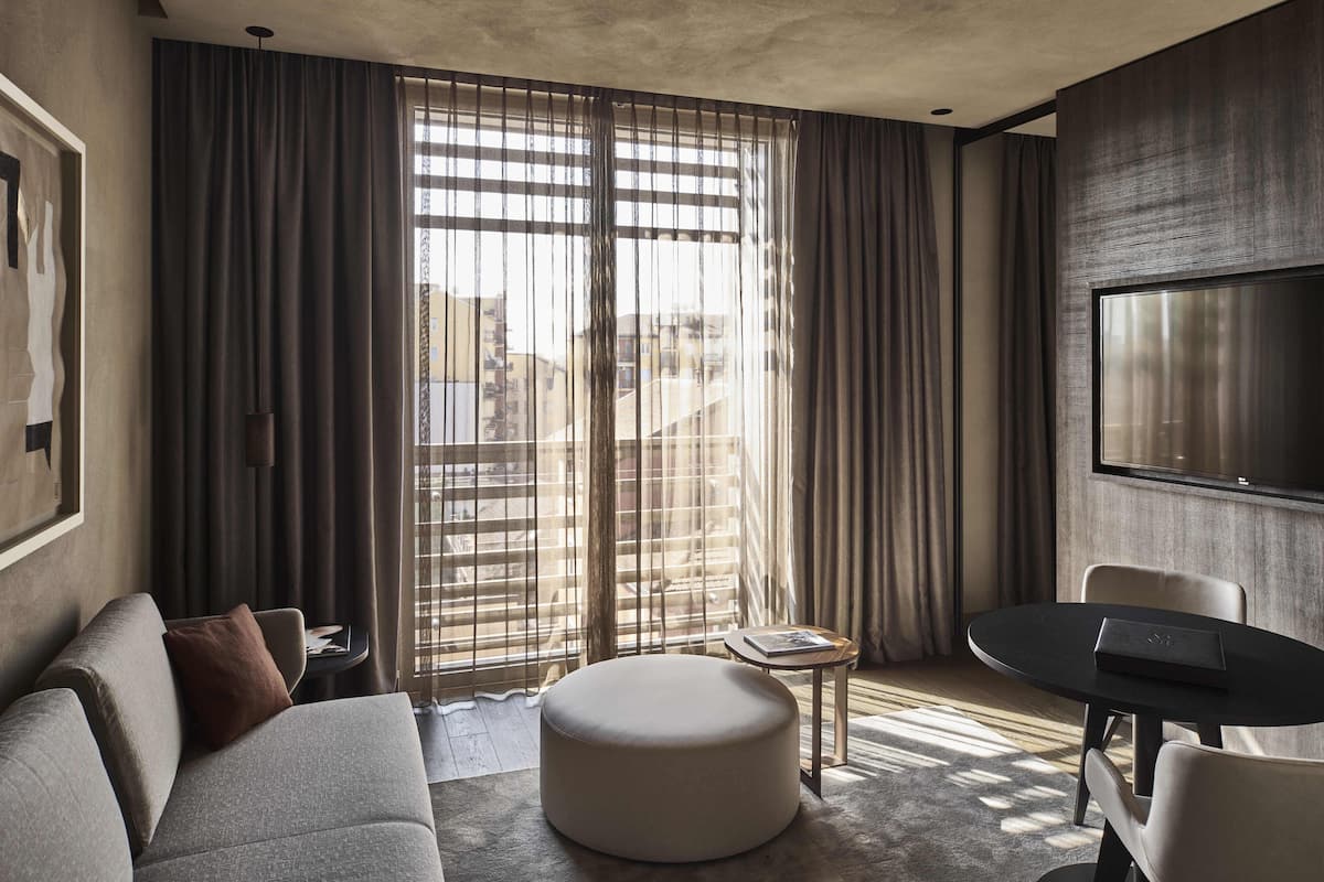 Premium bedding, minibar, in-room safe, desk