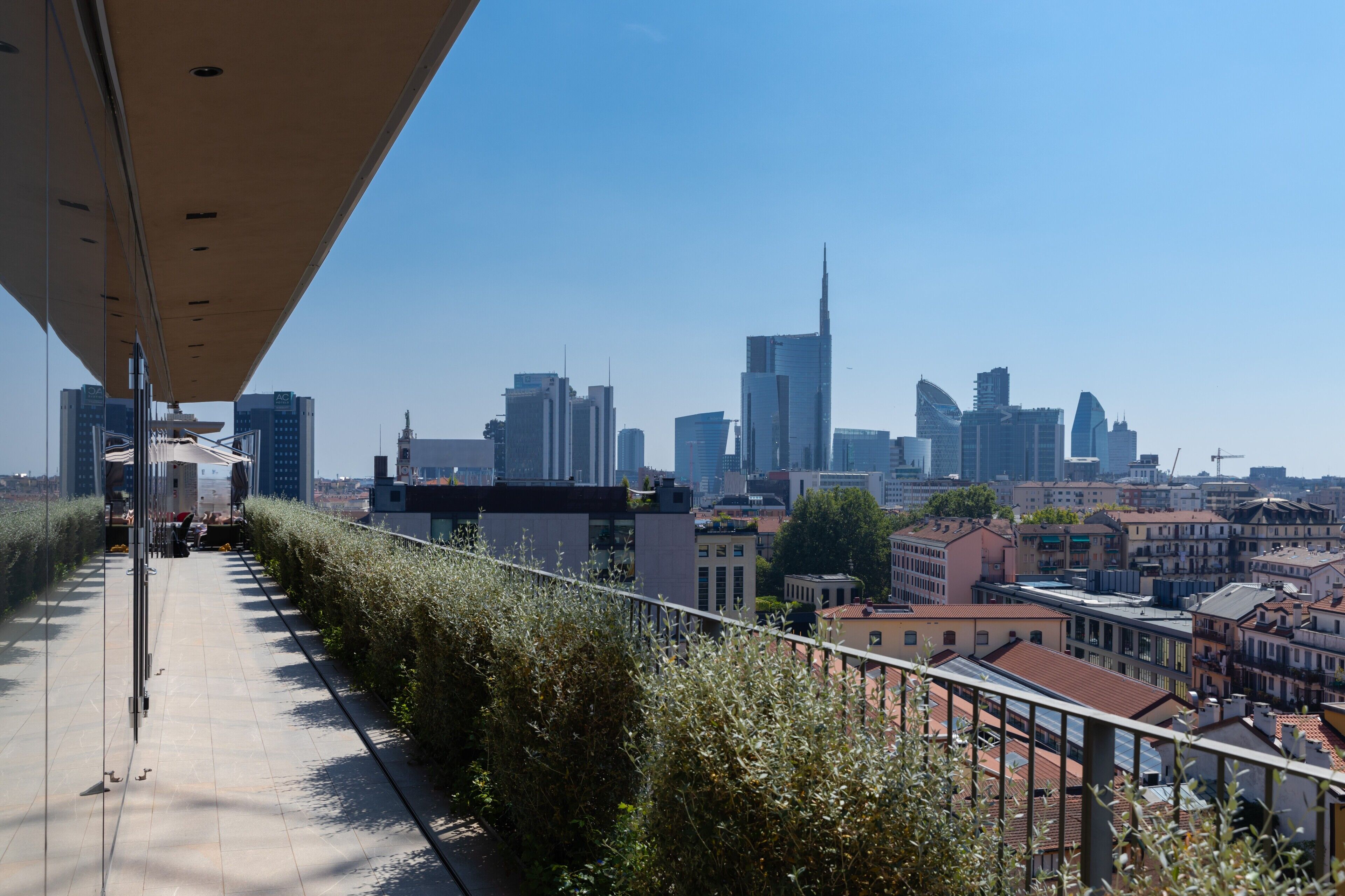 Un paysage urbain avec des immeubles modernes de grande hauteur, dont un gratte-ciel particulièrement imposant.
