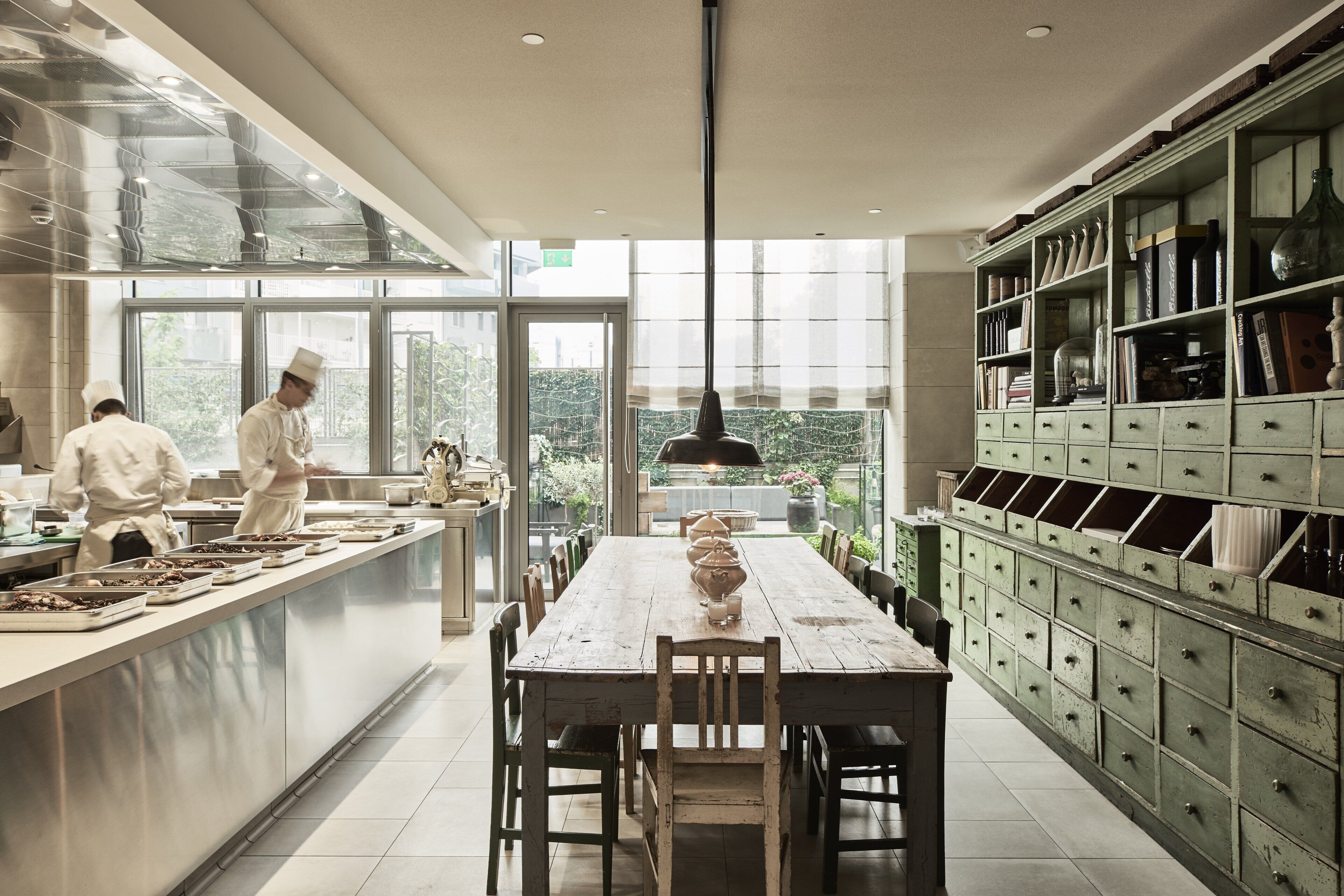 2 restaurants, lunch, dinner served; italian cuisine