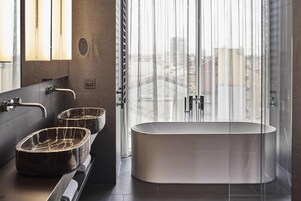 Biancheria da letto di alta qualità, minibar, una cassaforte in camera