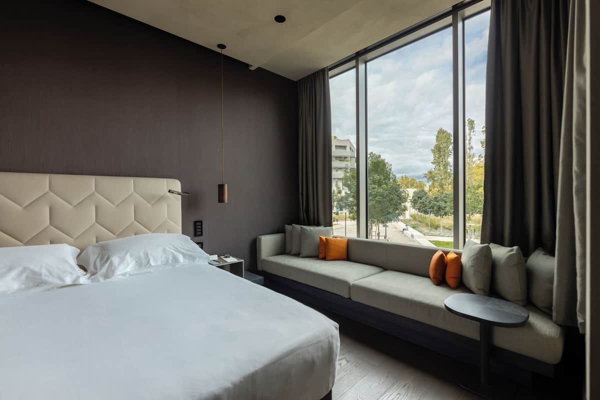Room (Cozy) | Premium bedding, minibar, in-room safe, desk