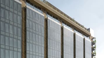 Un edificio moderno con amplios ventanales y balcones.