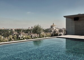 Outdoor pool, sun loungers - Hotel Viu Milan, a Member of Design Hotels (Milan)