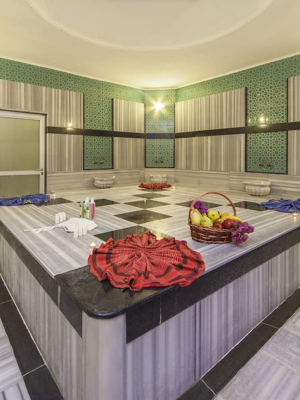 Sauna, hot tub, steam room, Turkish bath/hammam, body treatments