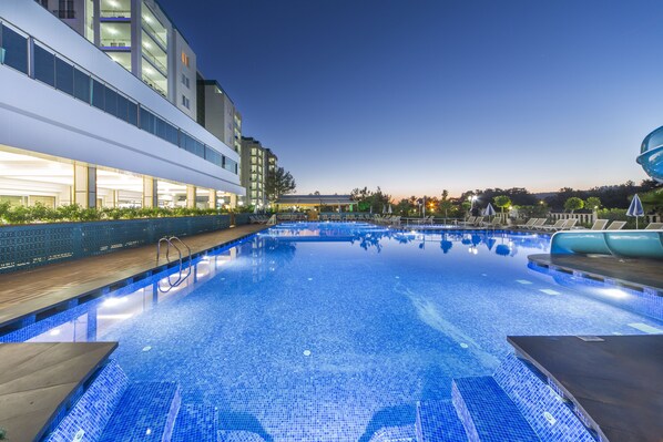 2 indoor pools, 3 outdoor pools