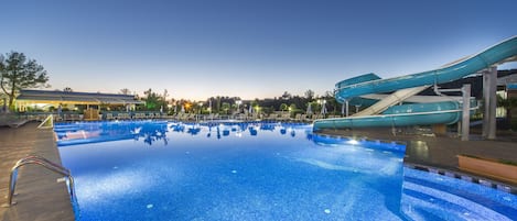 2 piscinas techadas, 3 piscinas al aire libre