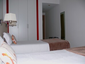 Habitación con 2 camas individuales | Ropa de cama de alta calidad, edredón y camas con efecto memoria 