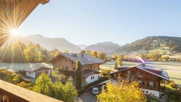 Junior-sviitti, parveke, vuoristonäköala | Ylelliset vuodevaatteet, untuvapeitot, tallelokero huoneessa, työpöytä