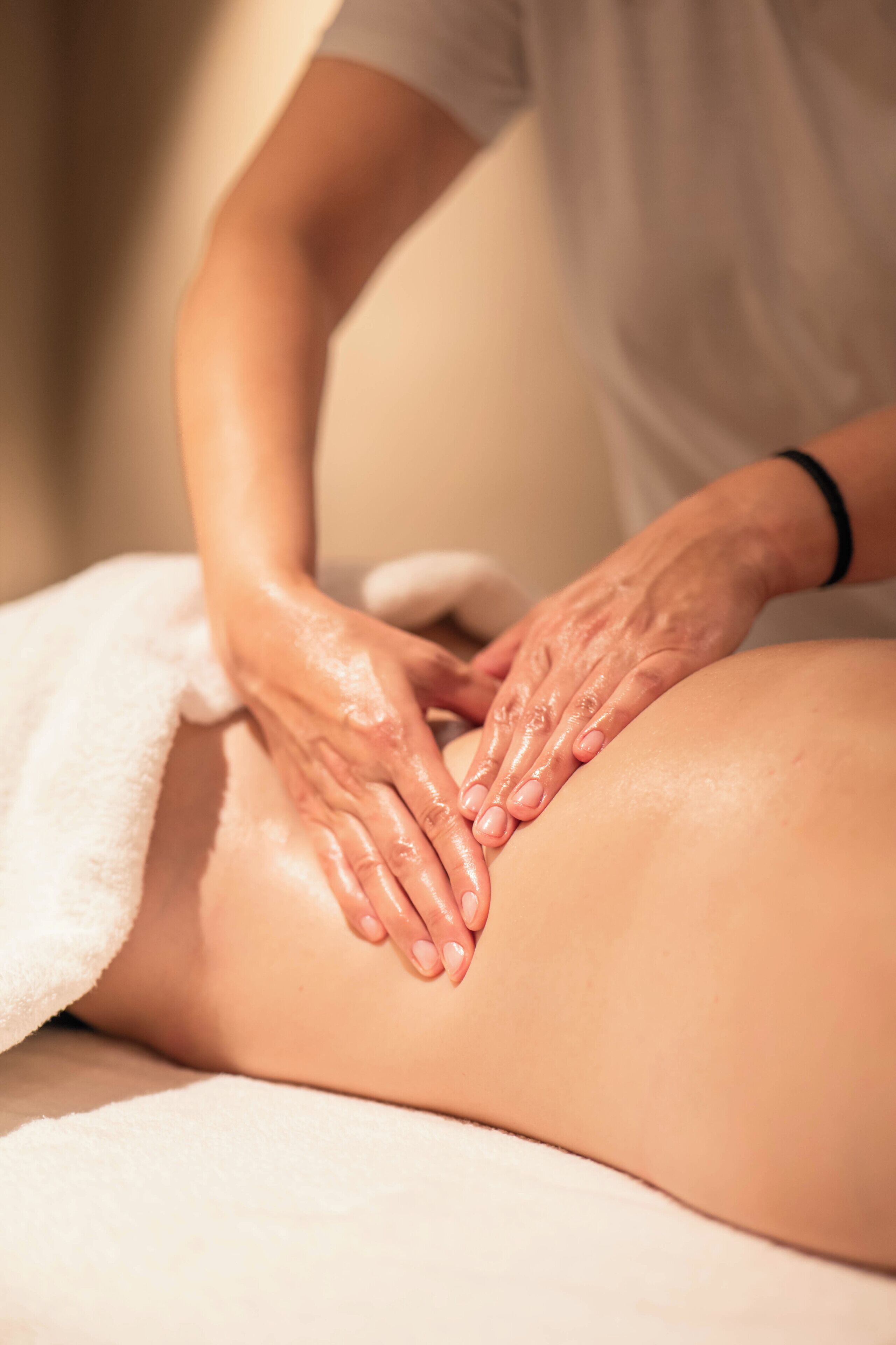 Une personne recevant un massage sur une table de massage.