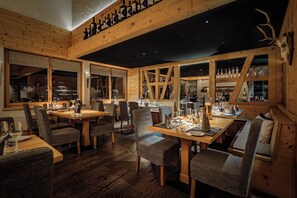 Der serveres morgenmad, frokost og aftensmad med udsigt til haven 
