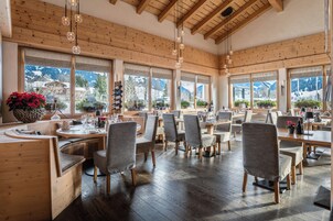 Se sirven desayunos, almuerzos y cenas; con vista al jardín