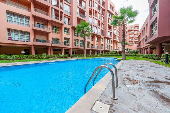 Außenpool, Sonnenschirme, Liegestühle