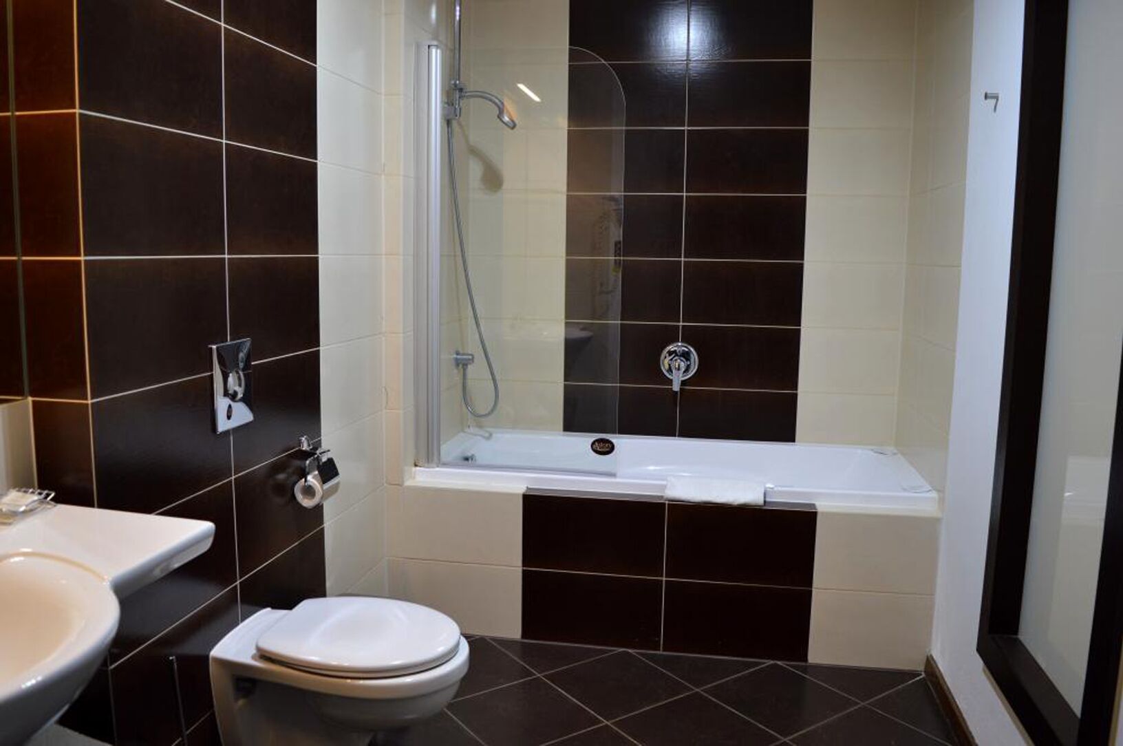 Un baño moderno con bañera, inodoro y lavamanos.