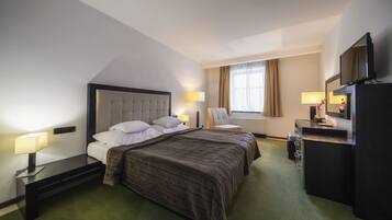 Basic-Doppelzimmer | Schreibtisch, laptopgeeigneter Arbeitsplatz, VerdunkelungsvorhÀnge